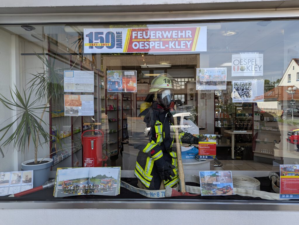 Foto des "Promofensters" mit Ausstellungsstücken der Feuerwehr.